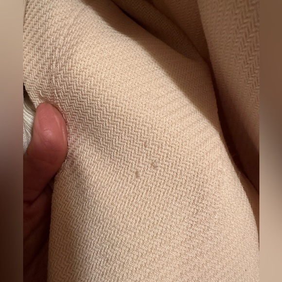 Emanuel Ungaro wool BlazerWith RemovableFur CollarVintage statement piece
Size 8 - Picture 9 of 9